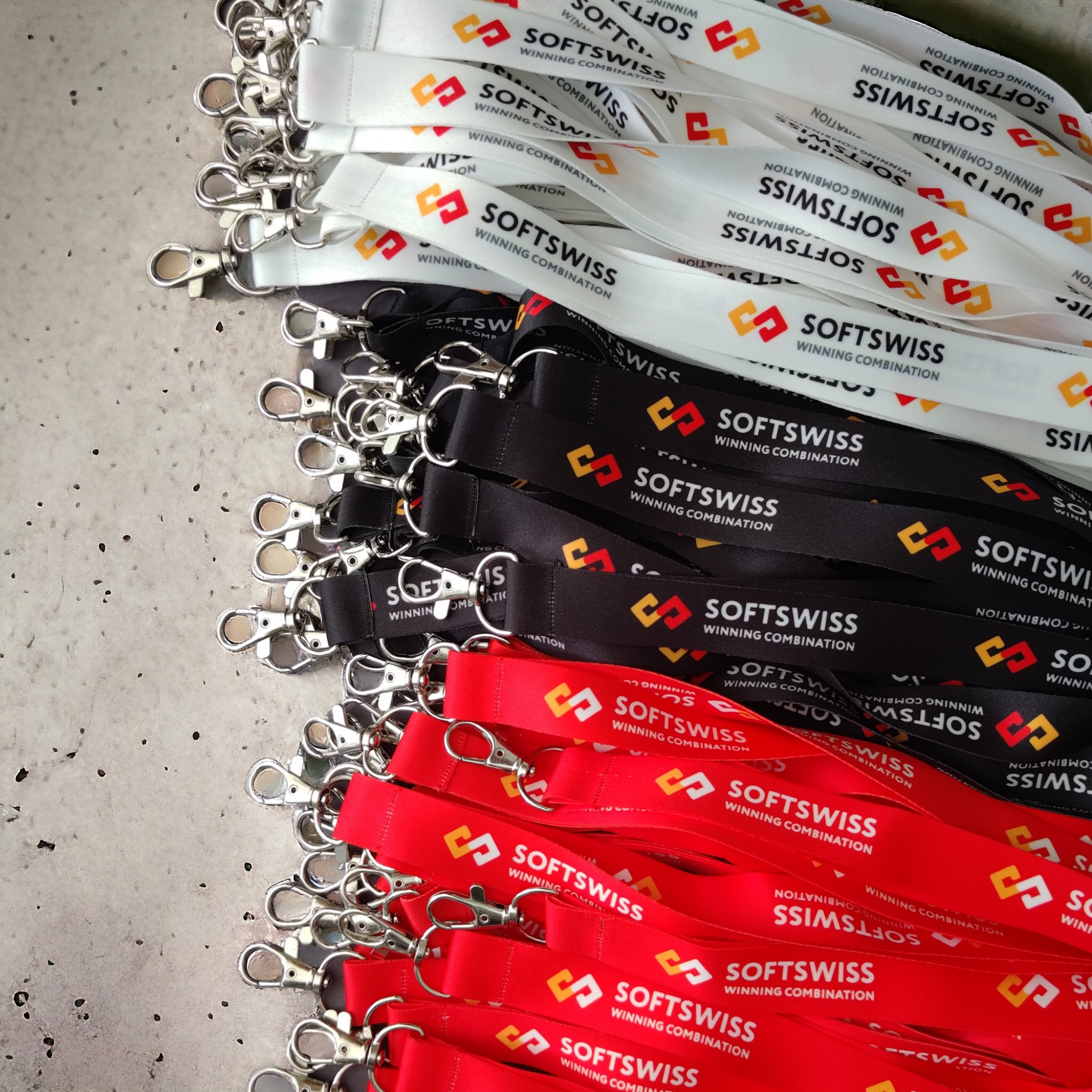 Ланъярды и бейджи с логотипом