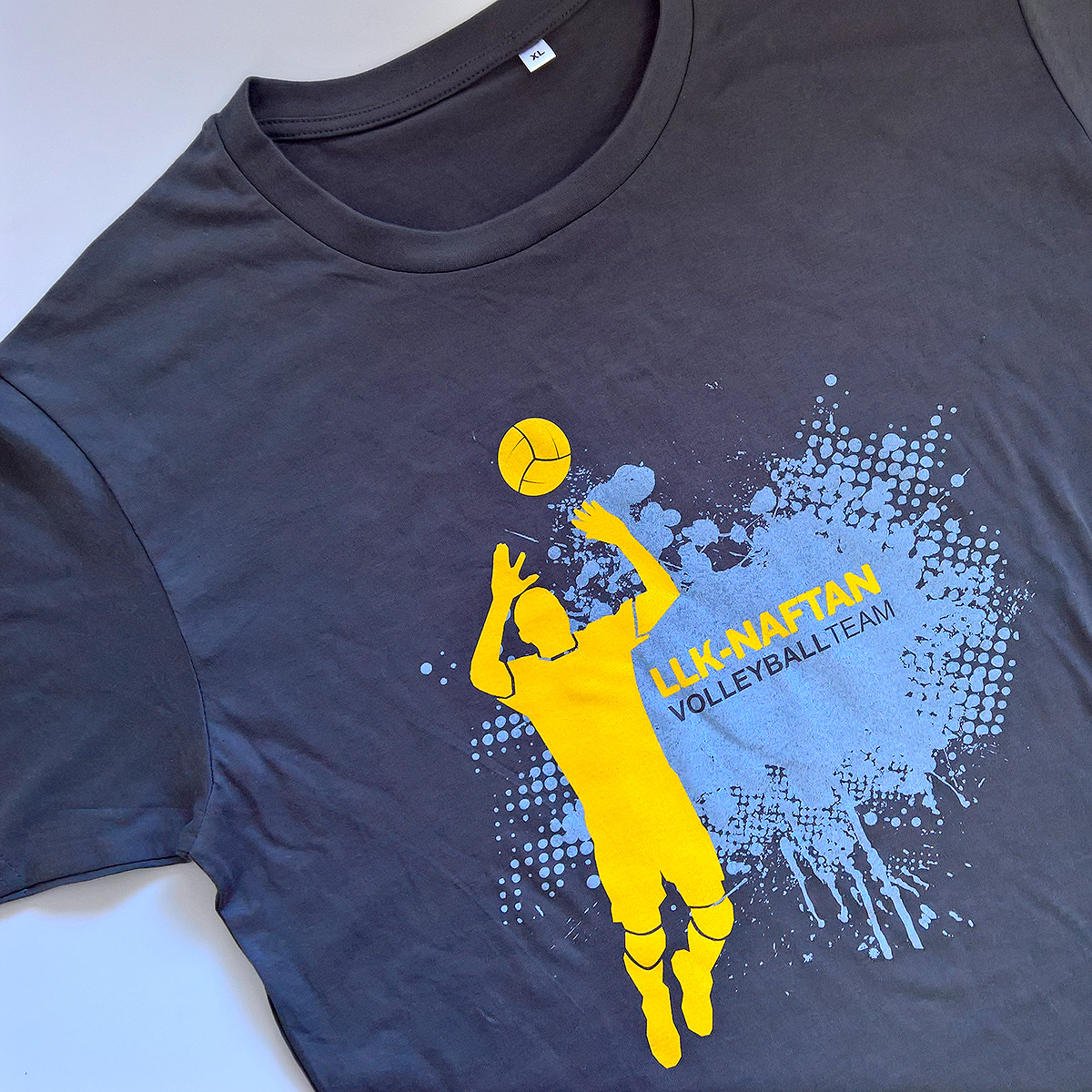 футболка с логотипом