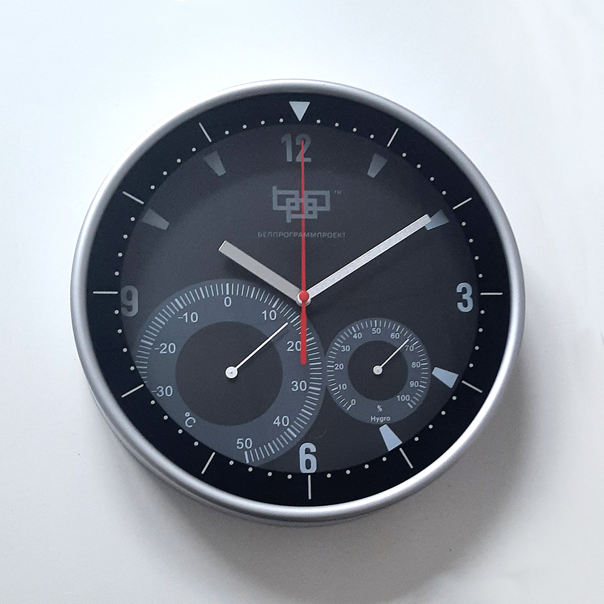 настенные часы с логотипом