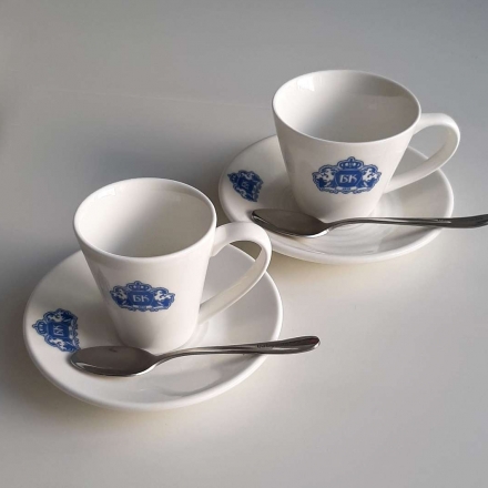 чашки с блюдцем с логотипом компании