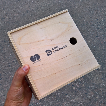 коробка с логотипом